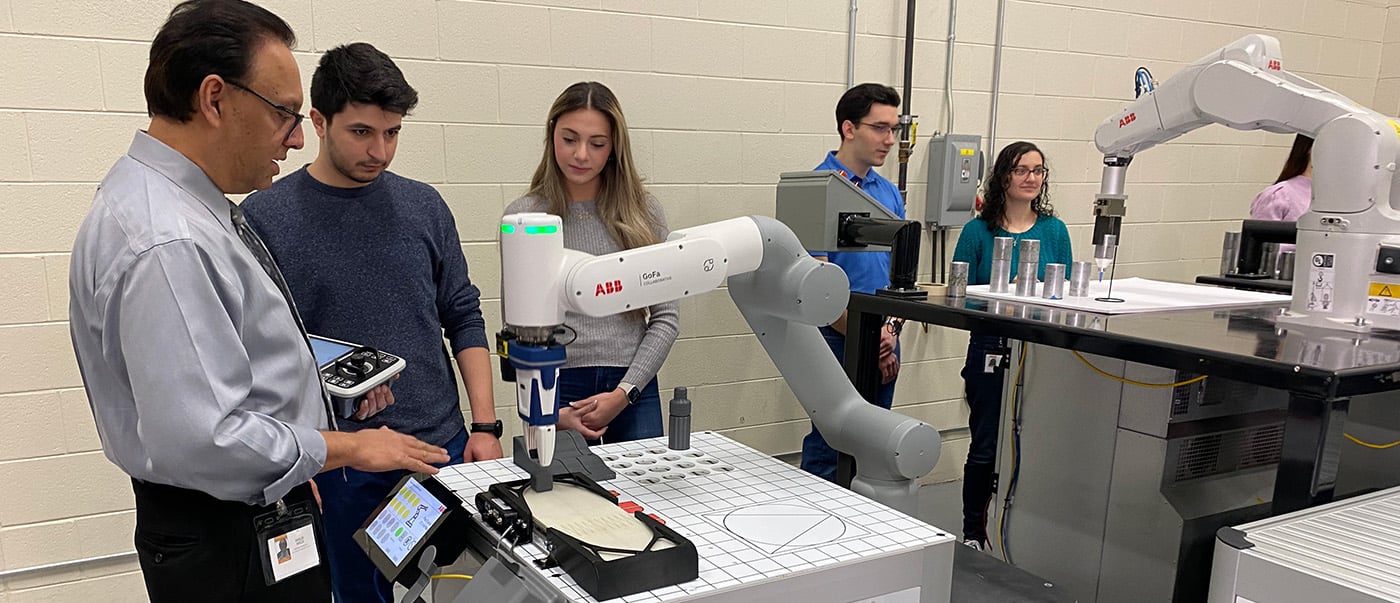 ABB schliesst Qualifikationslücke in der Automatisierung mit neuem Robotik-Schulungspaket