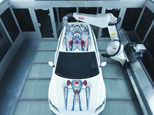 ABB Roboter kreieren weltweit erstes roboterlackiertes Kunstauto