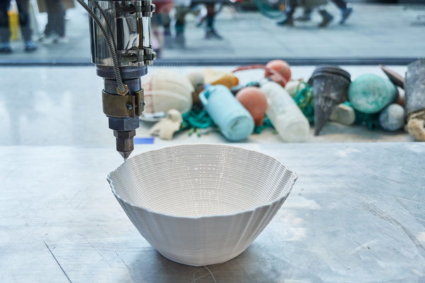 ABB Robotics präsentiert die Zukunft des Einzelhandels: 3D-Druck aus recyceltem Meeresplastik im Londoner Kaufhaus Selfridges