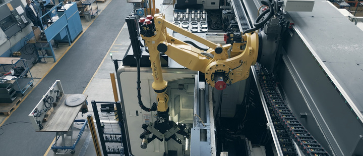 Automatisches Be- und Entladen von Werkzeugmaschinen dank Einbau einer als siebte Achse dienenden Schiene
