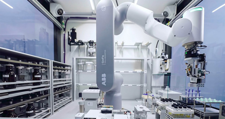 ABB Robotics und XtalPi entwickeln gemeinsam intelligent automatisierte Labore
